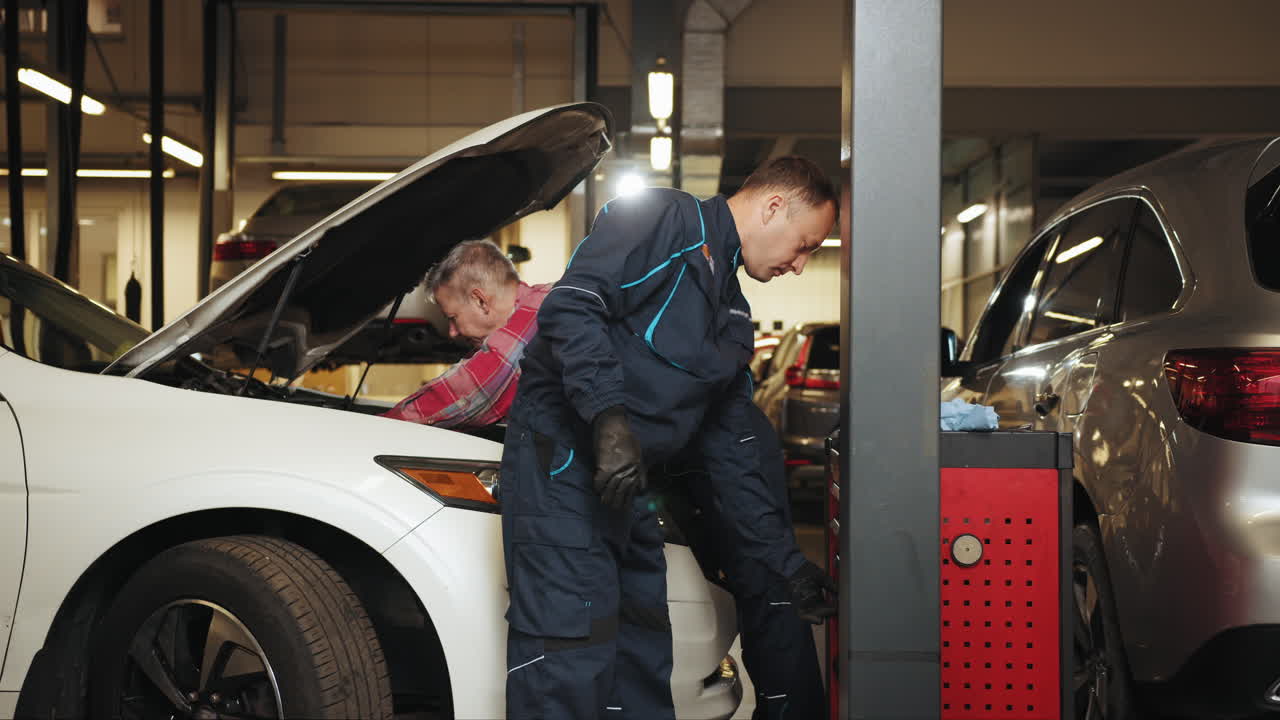 reparación de automóviles en el garaje