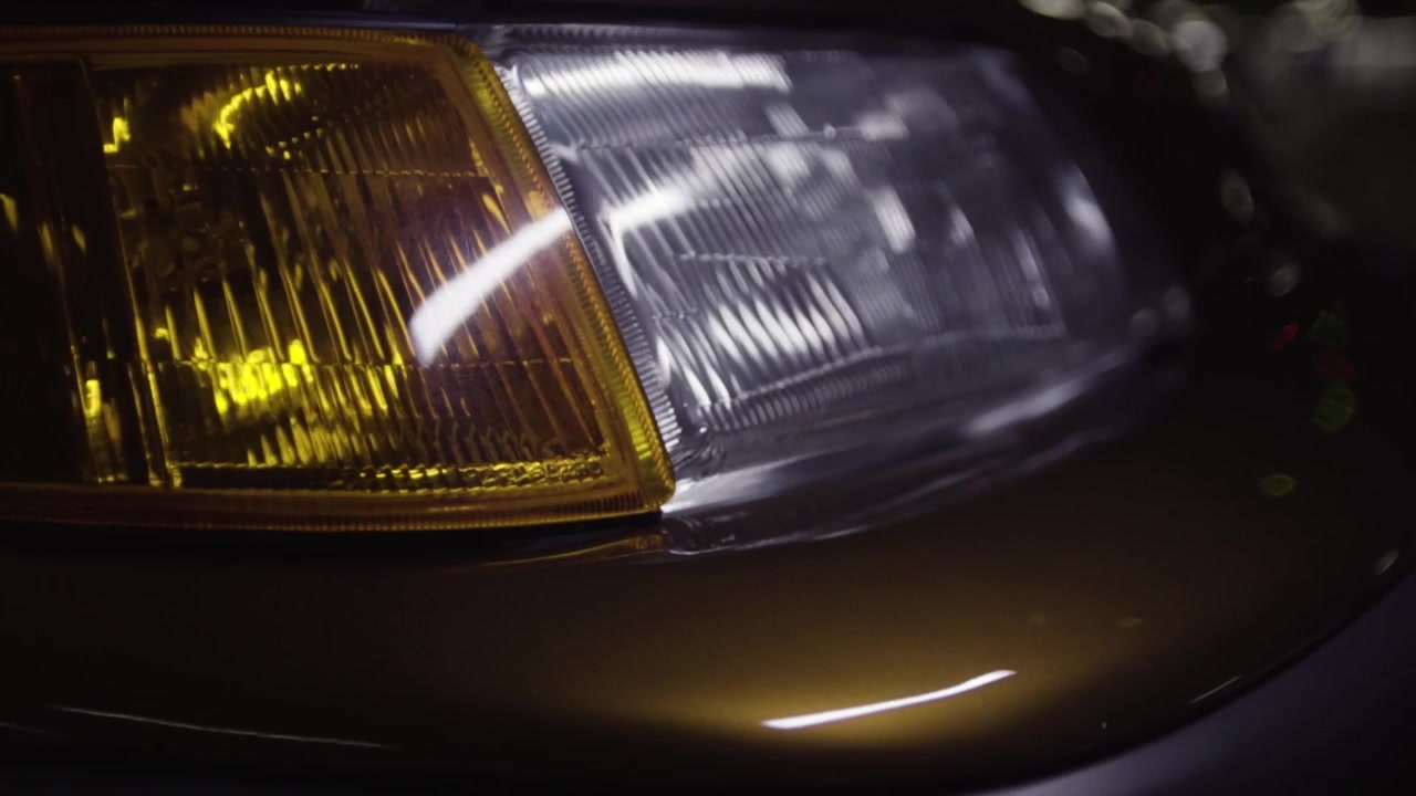 Détail de phare doré de voiture japonaise.