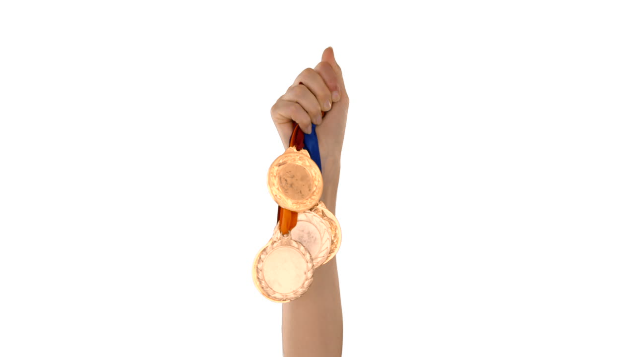manos lanzando algunas medallas