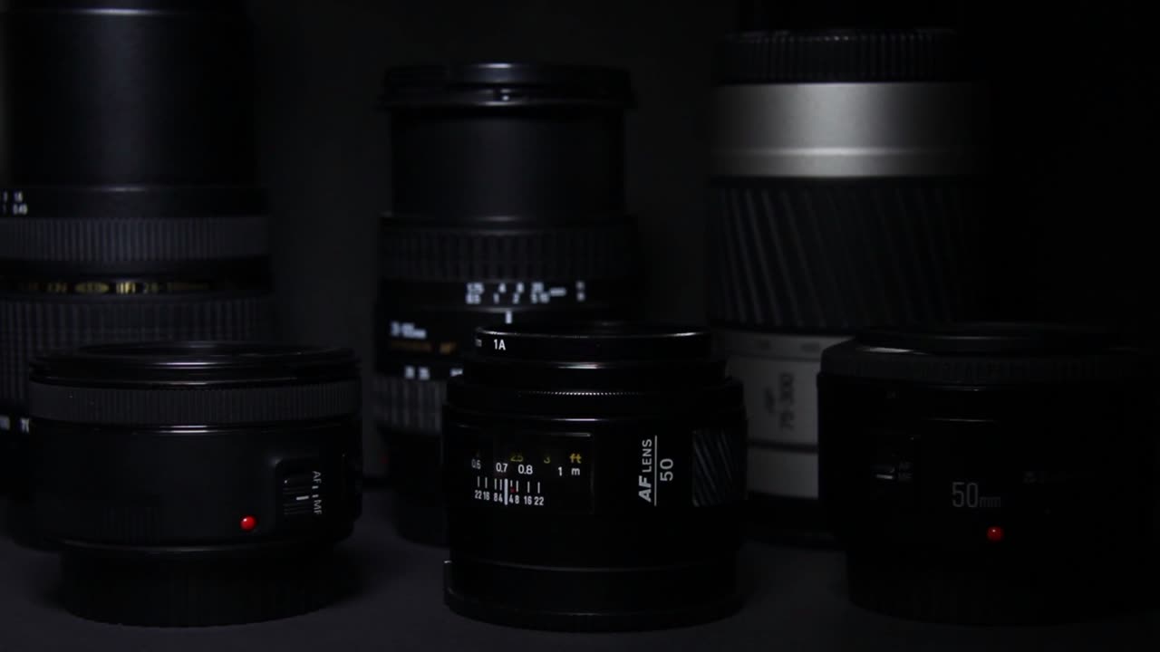 The light unpredictably moves on the camera lenses on a black background