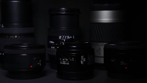 la luz se mueve de forma impredecible sobre las lentes de la cámara sobre un fondo negro