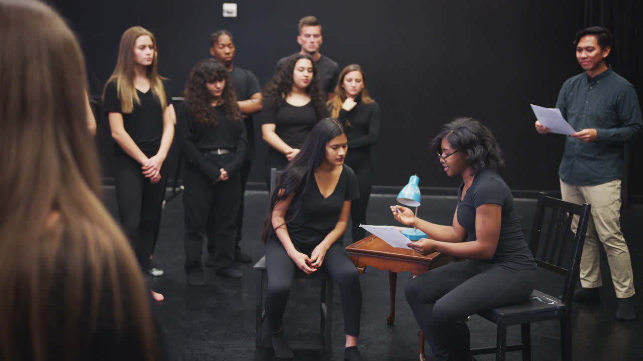 maestro con estudiantes de teatro en la escuela de artes escénicas en la clase de improvisación de estudio