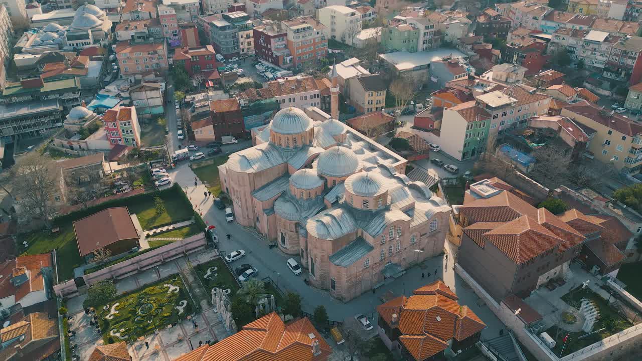 팬토크레이터 드론 영상의 제이레크 모스크 또는 수도원의 조감도