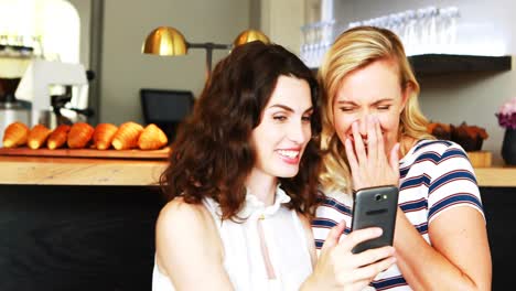 amigos felices tomando selfies con el teléfono móvil