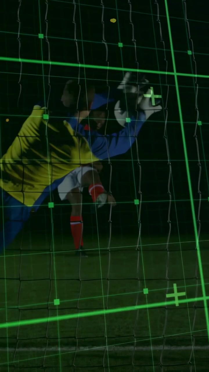 Video verticale: Attaccante di calcio che avanza, tira per segnare mentre il portiere si tuffa, rete e griglia verde.