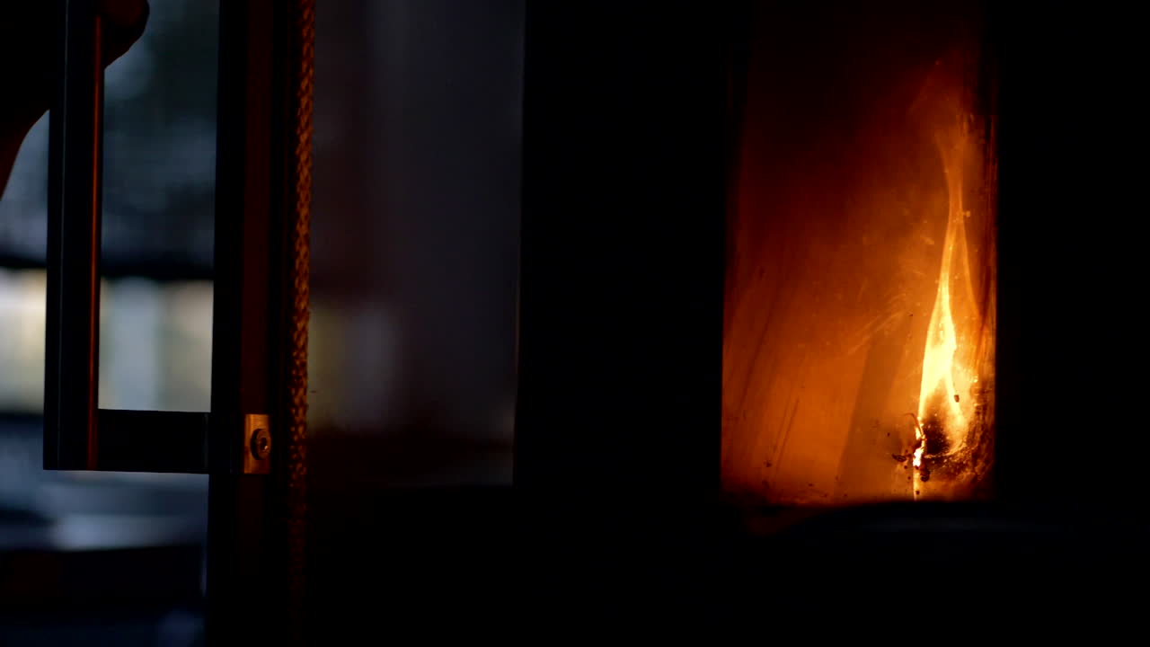 벽난로 유리 창 문을 닫는 여성 손, 슬로우 모션 hygge 개념