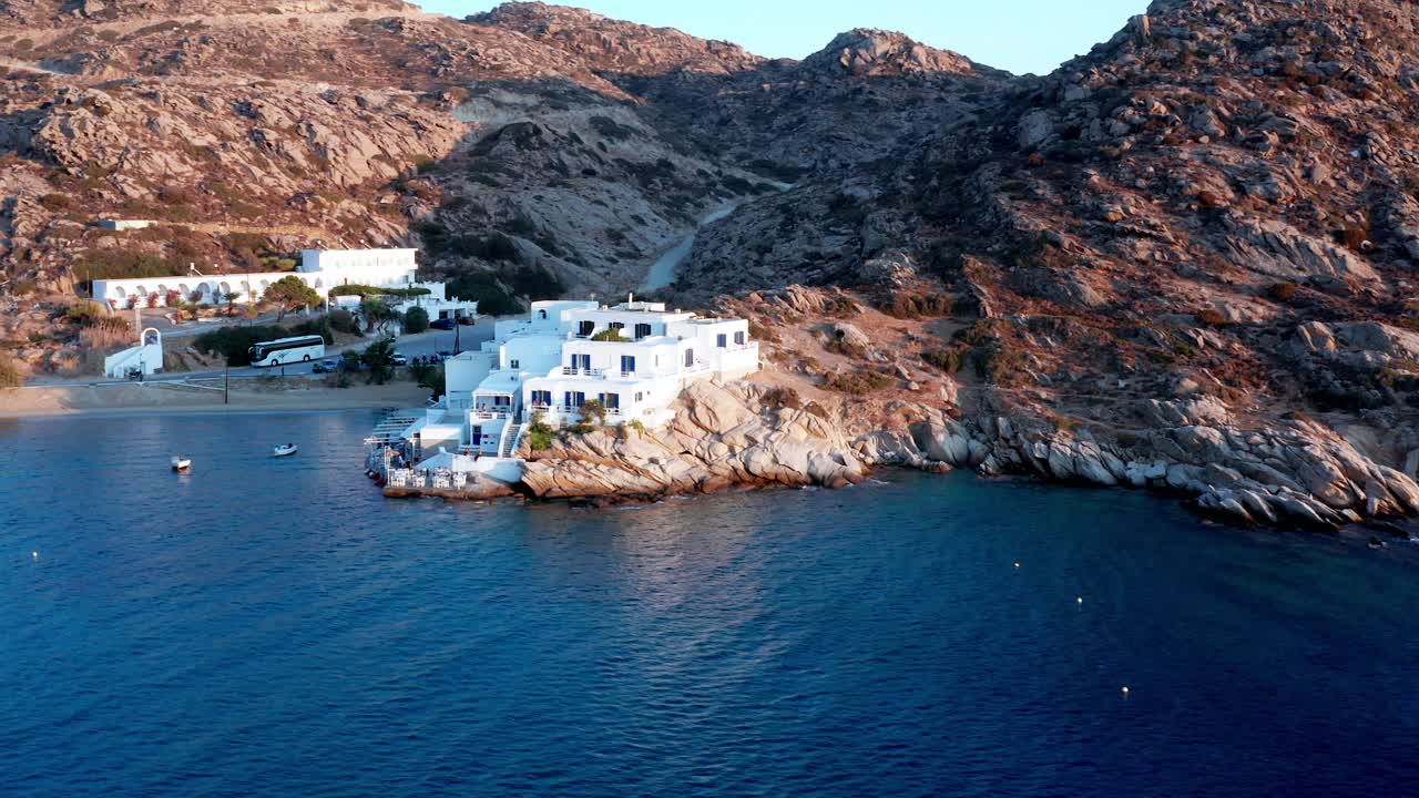 vista aérea de casas en las montañas de la playa en la isla de ios