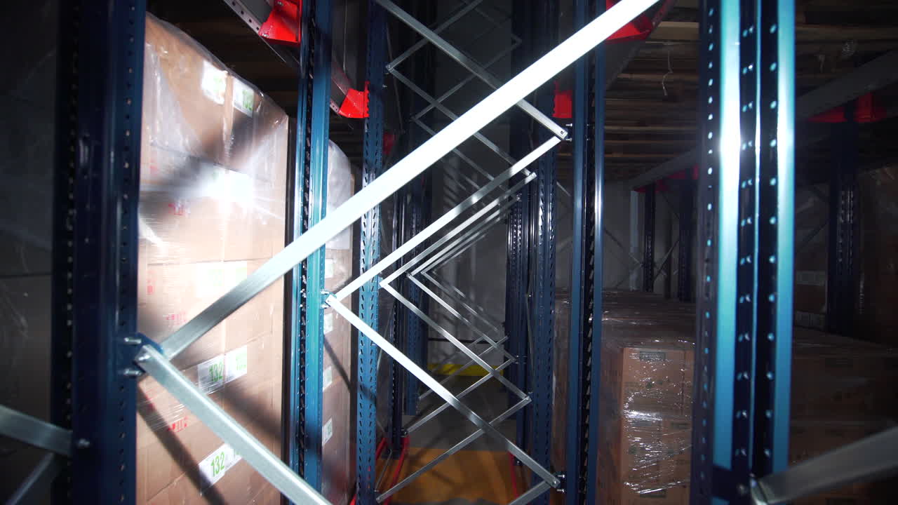 almacén de bahía alta con sistema de almacenamiento automatizado