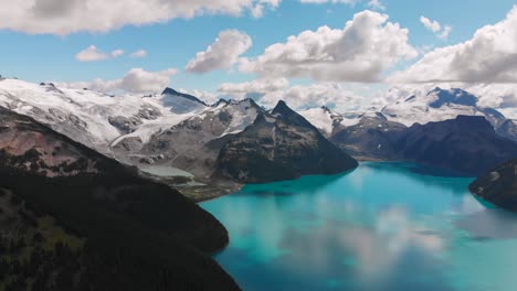 Nubes-En-Movimiento-Sobre-El-Lago-Garibaldi-En-Canadá,-Columbia-Británica,-Vista-Aérea-De-Drones-De-La-Hermosa-Naturaleza-Alrededor