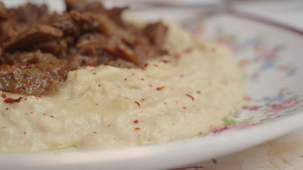 Hummus with meat