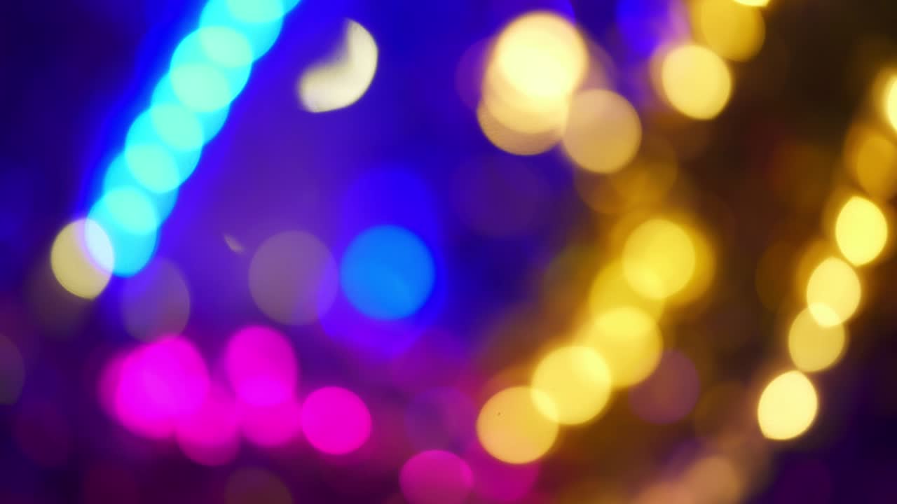 decoração de natal colorida e brilhante. decoração brilhante de néon em close-up na rua. feliz ano novo. celebração de feriados de inverno na cidade noturna. imagens 4k