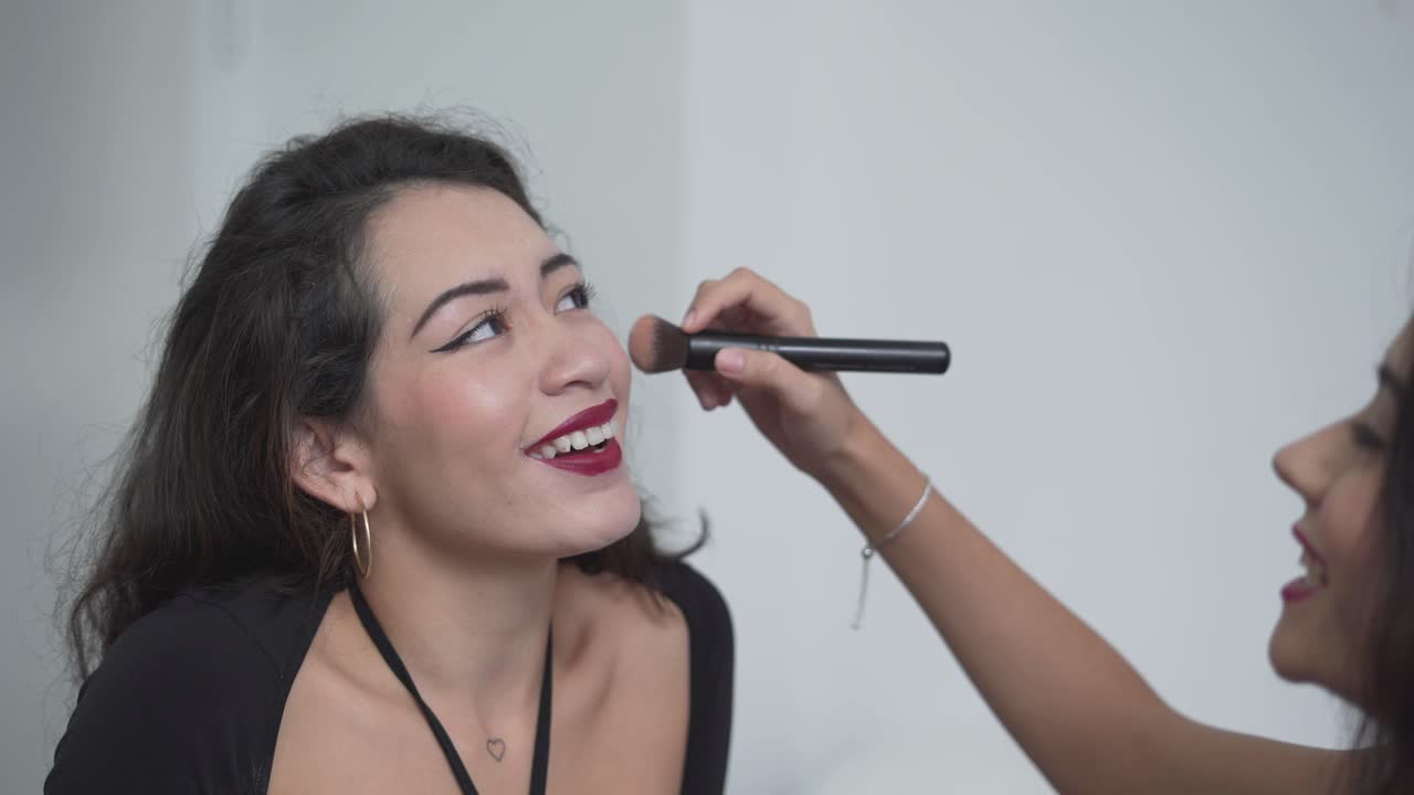 mujer aplicando maquillaje