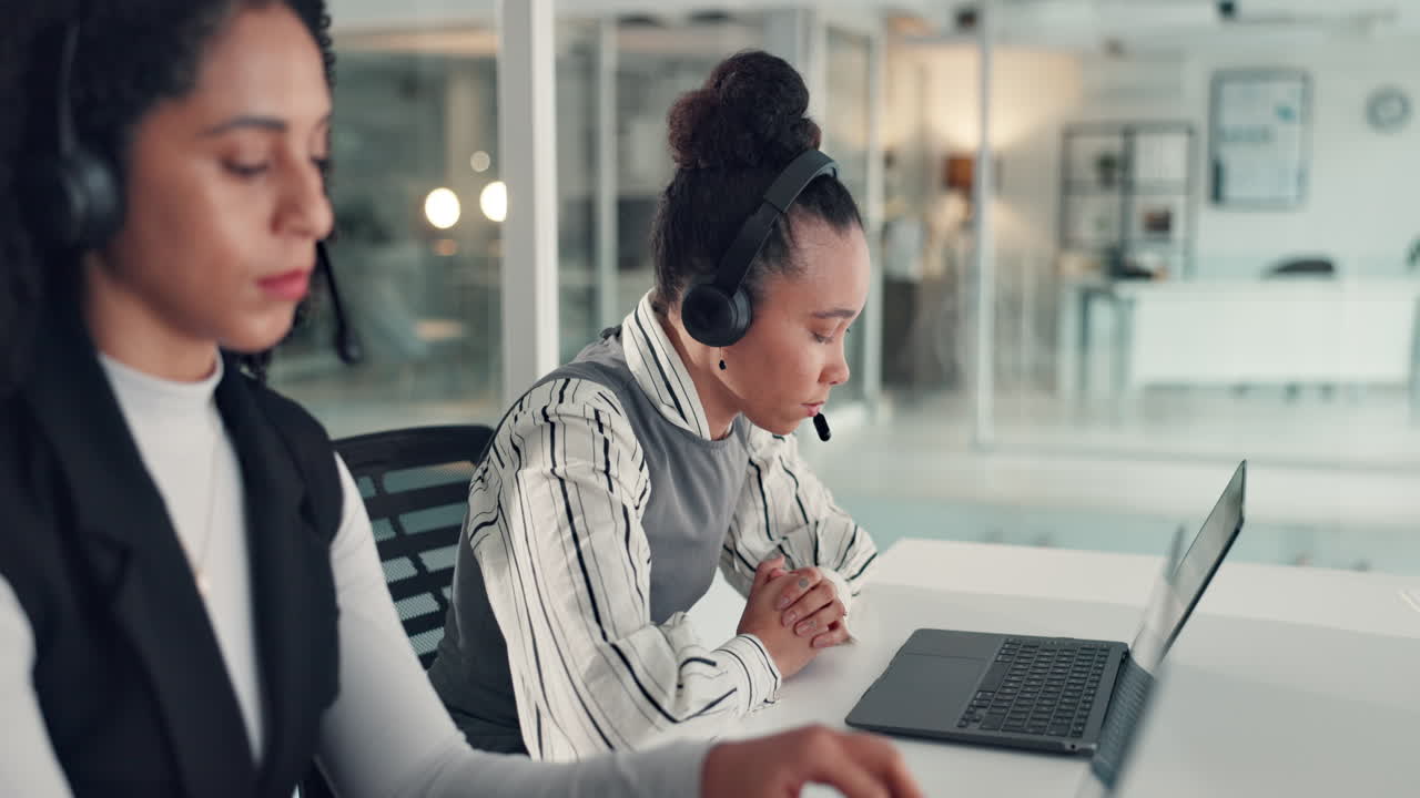 Un operatore di call center conforta un collega