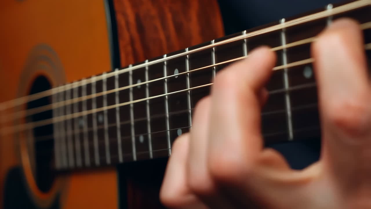 Primo piano di mani che suonano una chitarra acustica con capotasto