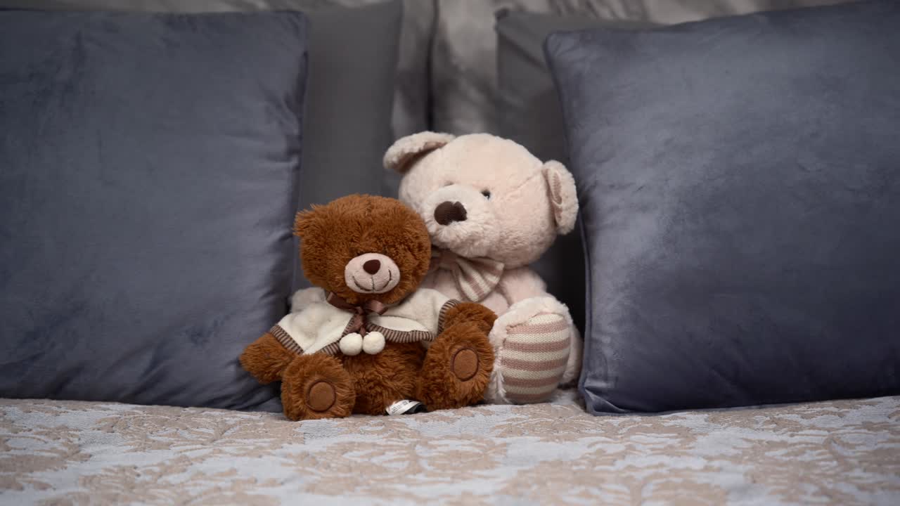 침대 위에 장난감이 있는 럭셔리 침실