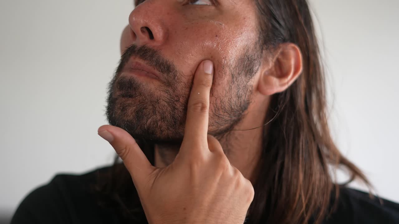 얼굴을 돌보기 위해 피부 관리하는 남자, 라틴인 남자, 수염이 있는 남자, 얼굴 청소