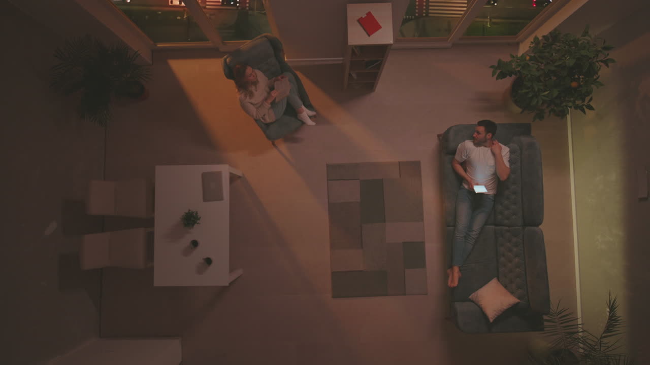 파트너는 휴식을 취하고 읽습니다.