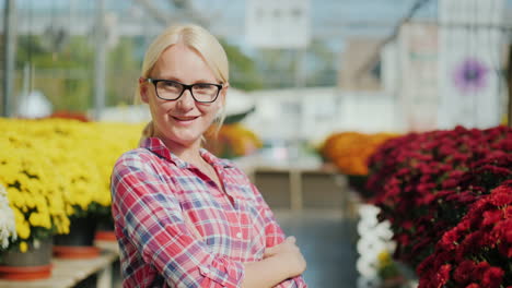 Glückliche-Frau-In-Einem-Gewächshaus