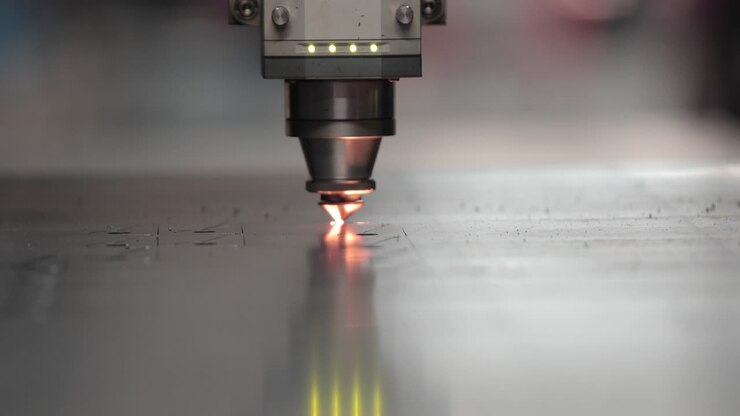 Tagliatrice laser industriale che taglia una lamiera metallica - Tecnologia e attrezzature di taglio CNC in fabbrica.