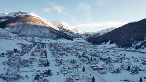 Drone-aerial-view-overtop-of-Silverton,-CO-in-the-winter