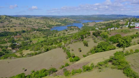 Paisaje-Montañoso-Que-Rodea-La-Represa-Bao,-Santiago,-República-Dominicana