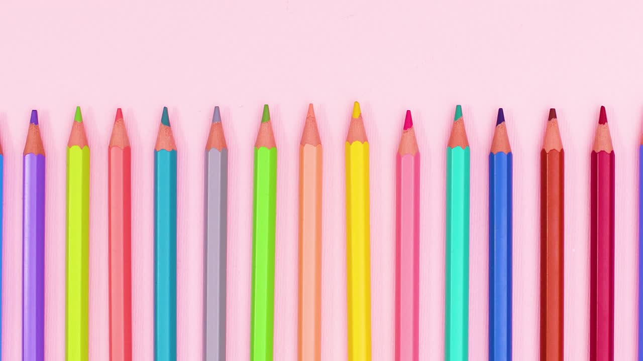 lápiz de colores ordenados en tema rosa pastel. detenga el movimiento
