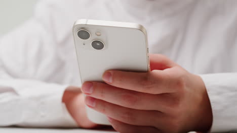 persona con un teléfono inteligente blanco