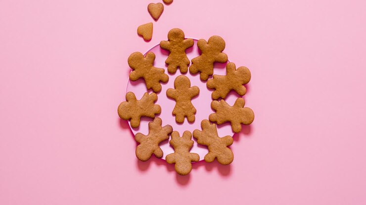 biscoitos de pão de gengibre no prato, parar de movimento. biscoitos caseiros se movendo no prado, animação