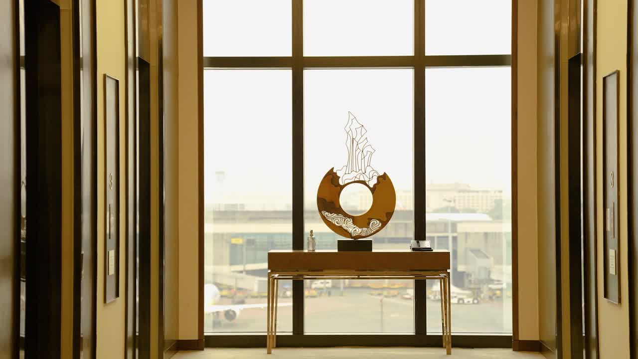 5성급 호텔 복도 장식 따뜻한 톤 풀아웃 슬로우 모션 4k