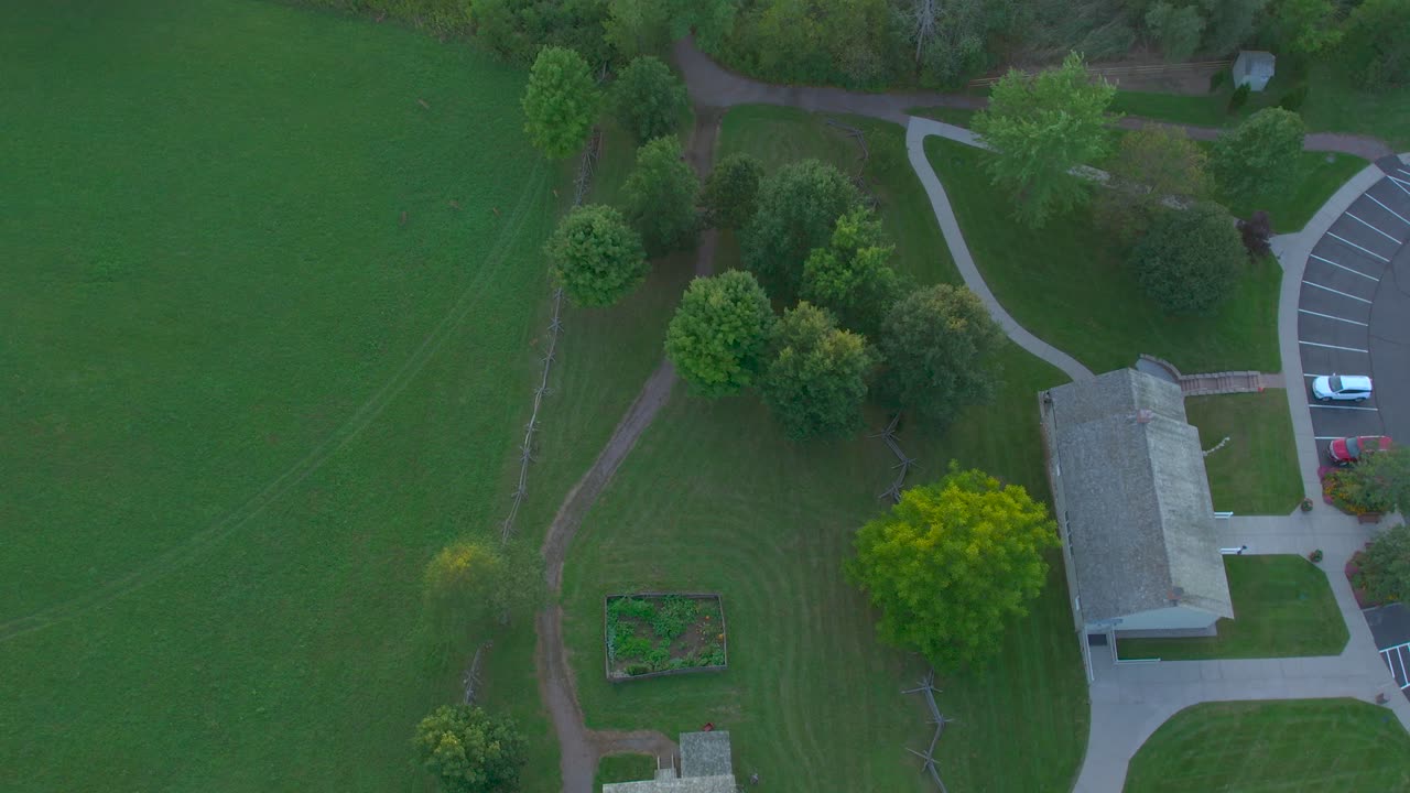 카메라는 스미스 캐빈에서 조셉 스미스 프레임 하우스 근처의 성스러운 숲, 사원, 방문자 센터, 그리고 몰몬과 몰몬경의 뉴욕 팔마이라 원산지 위치로 이동합니다.