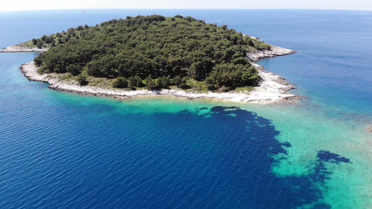 Letecký záběr dronem ostrova Jaz v Chorvatsku