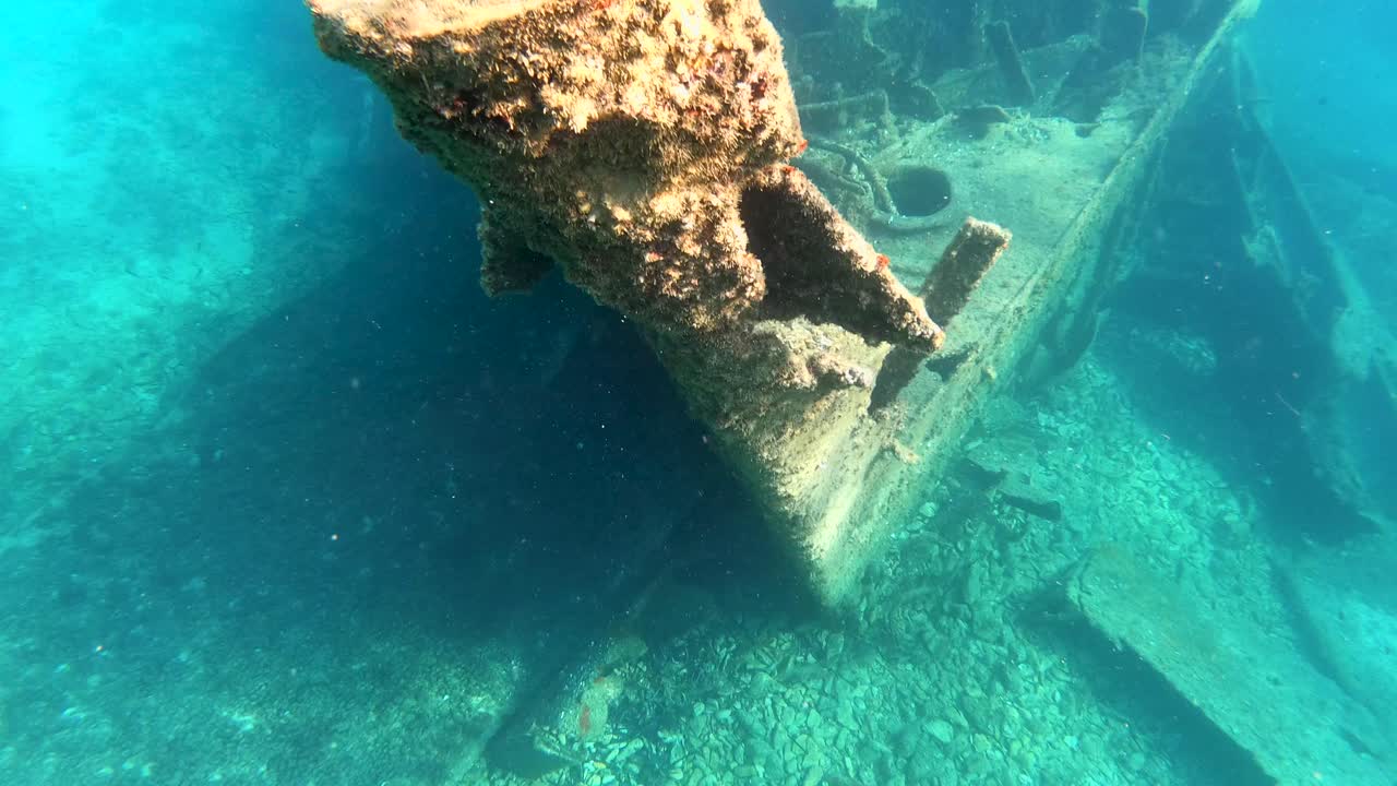 buzos explorando bajo el agua un naufragio en dugi otok, croacia