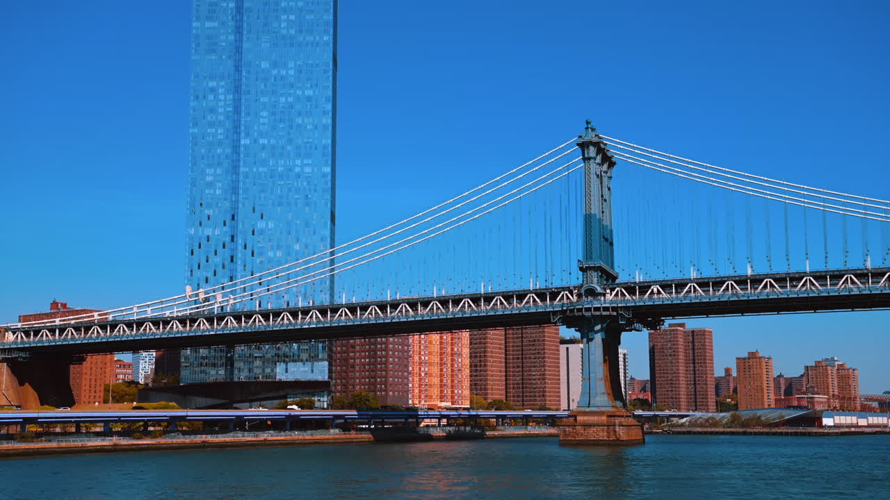 Vista mozzafiato del Ponte di Manhattan sull'East River. Grattacieli ed edifici a più piani di New York sullo sfondo.