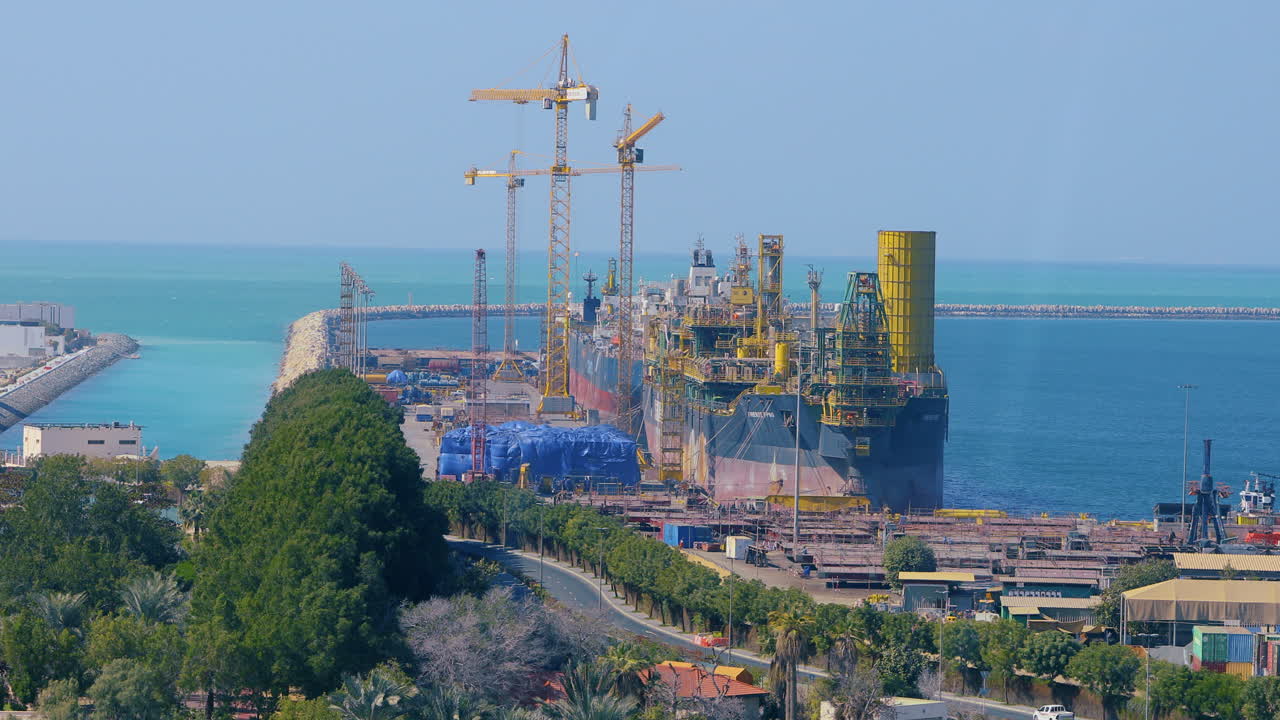 un puerto es una instalación marítima que comprende uno o más muelles o áreas de carga