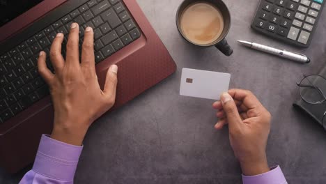 persona que utiliza una computadora portátil y una tarjeta de crédito para el pago en línea