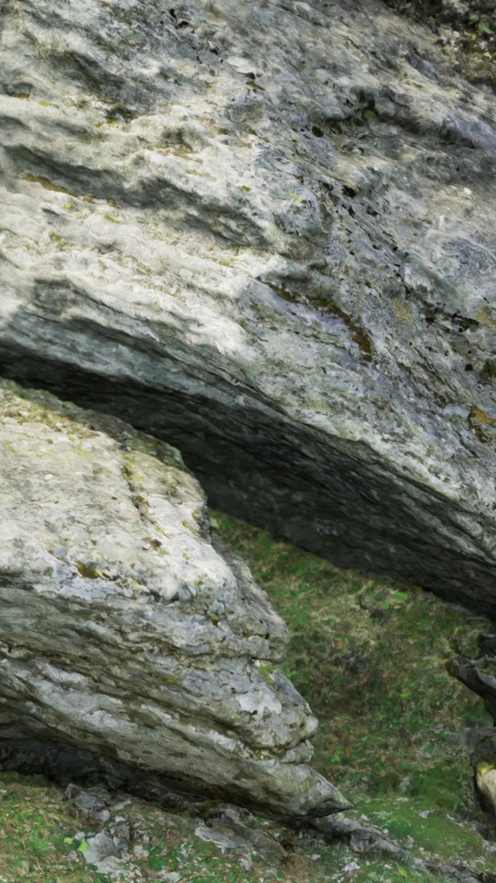Grandi formazioni rocciose sono visibili in un paesaggio naturale durante le ore diurne
