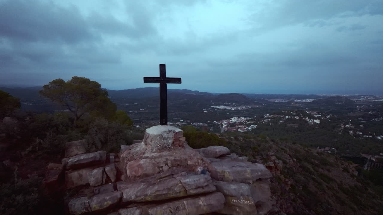 en la cima de la montaña al anochecer cruzar