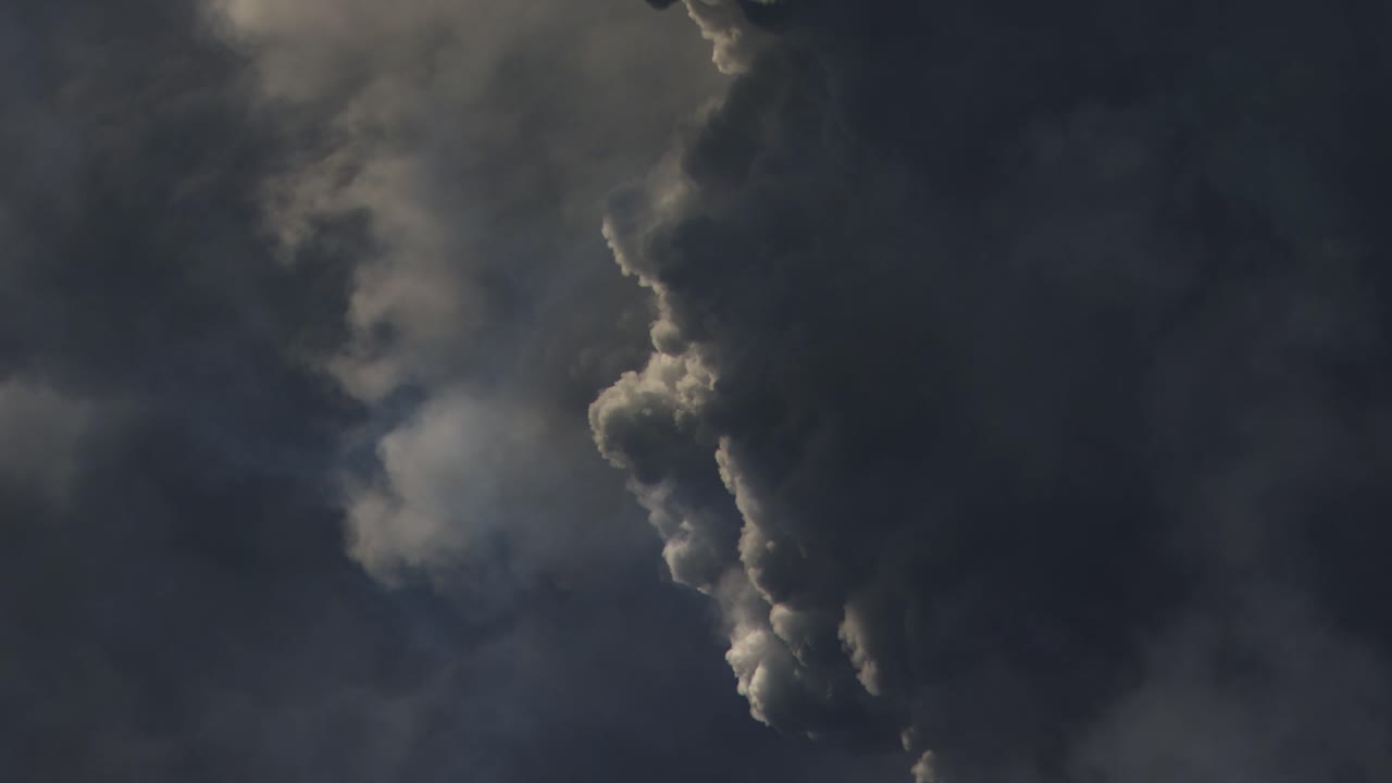 nubes cumulonimbus oscuras con relámpagos