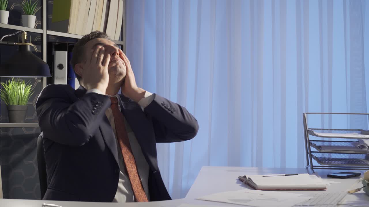 잠들기 때문에 일을 하는 데 어려움을 겪는 사무실 직원.