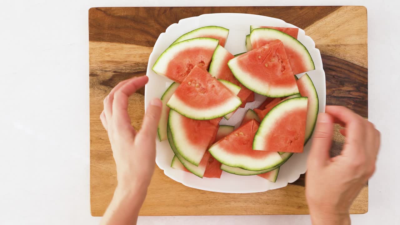 triángulos de sandía en un plato cerca en el fondo de madera