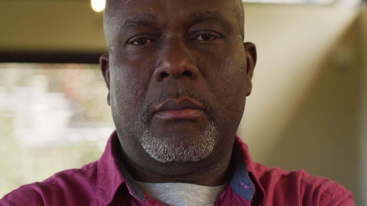 카메라 를 똑바로 바라보는 사려 깊은 아프리카계 미국인 노인 의 초상화