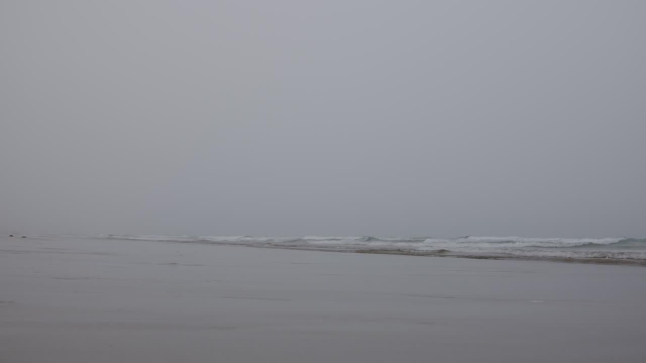 안개가 가득한 해변 장면