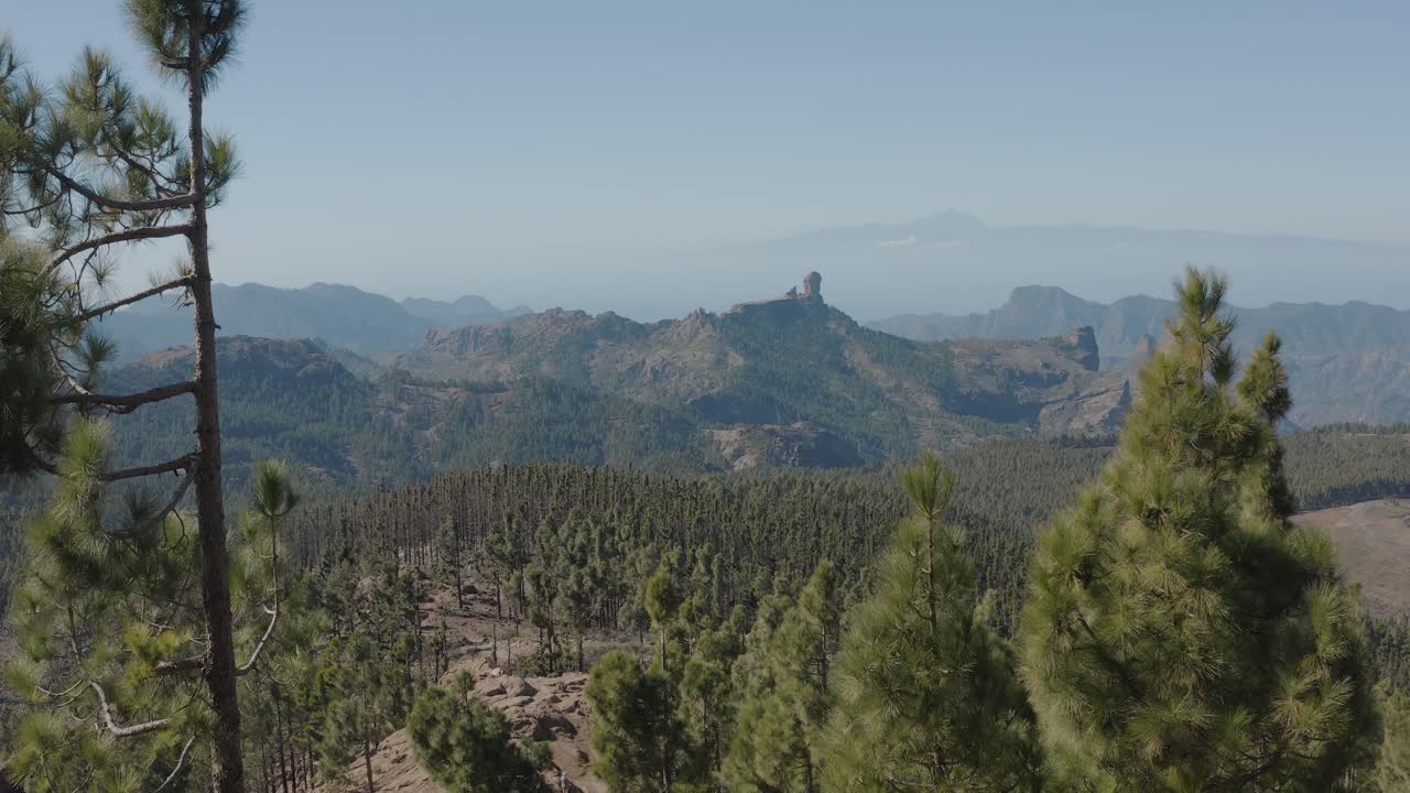 hermosa toma de drones de un panorama montañoso con bosque desde el pico de las nieves hasta el roque nublo, gran canaria