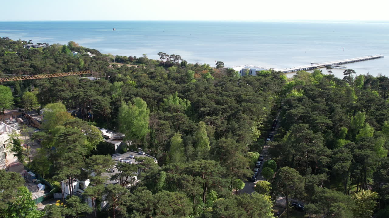 해변 숲과  ⁇ 라타 폴란드의 집 위에서 드론이 철수합니다.  ⁇ 은 날 기지에서