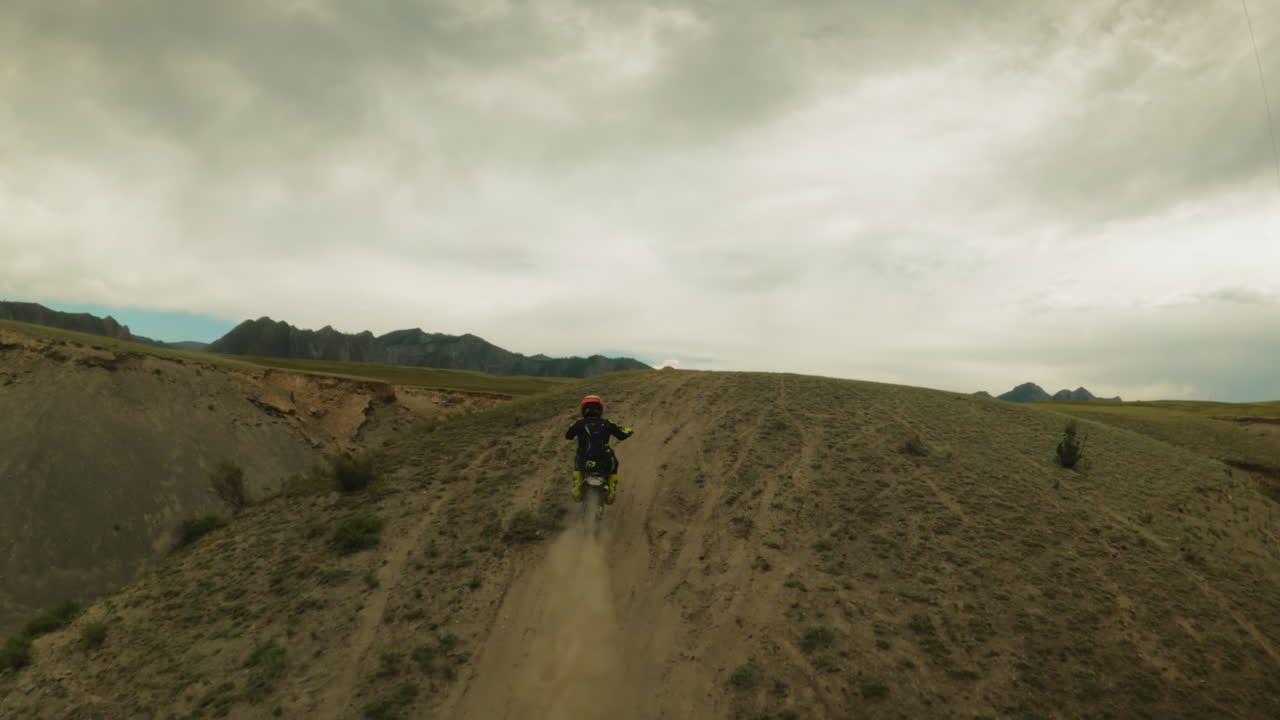 스포츠맨이 오토바이를 타고 올라가는 fpv 드론. 프로 차량에서 훈련된 오토바이 운전자는 모토크로스 경주에서 경사를 정복합니다. 극심한 여가