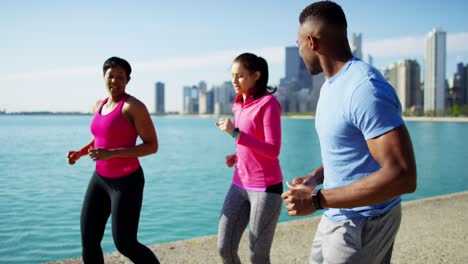 personas multiétnicas sanas corriendo y estirándose al aire libre