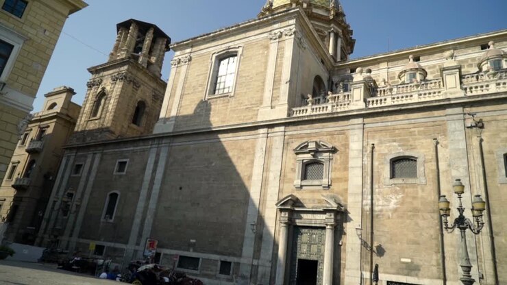 Facciata di una chiesa storica in Italia