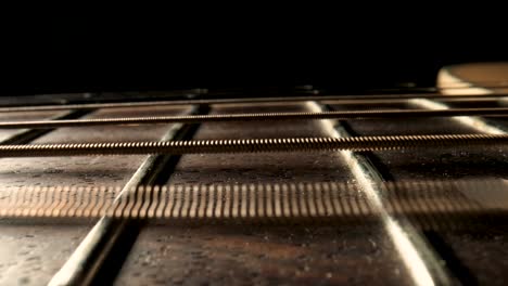 primer plano de un cuello de guitarra acústica