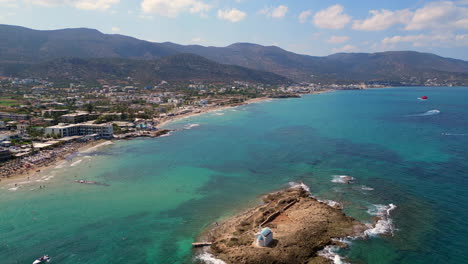 Aérea:-Hermosa-Costa-Y-Aguas-Turquesas-De-Malia,-Creta