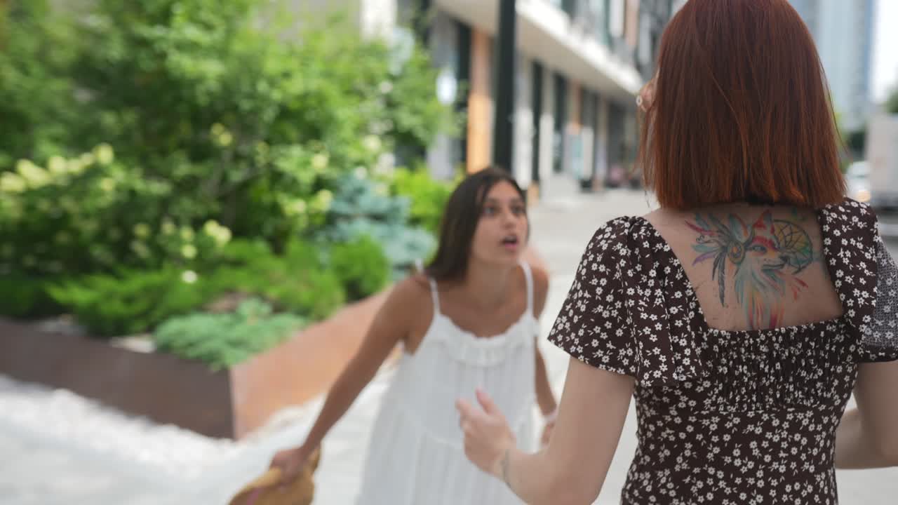 두 명의 여성이 사진을 찍고 있습니다.